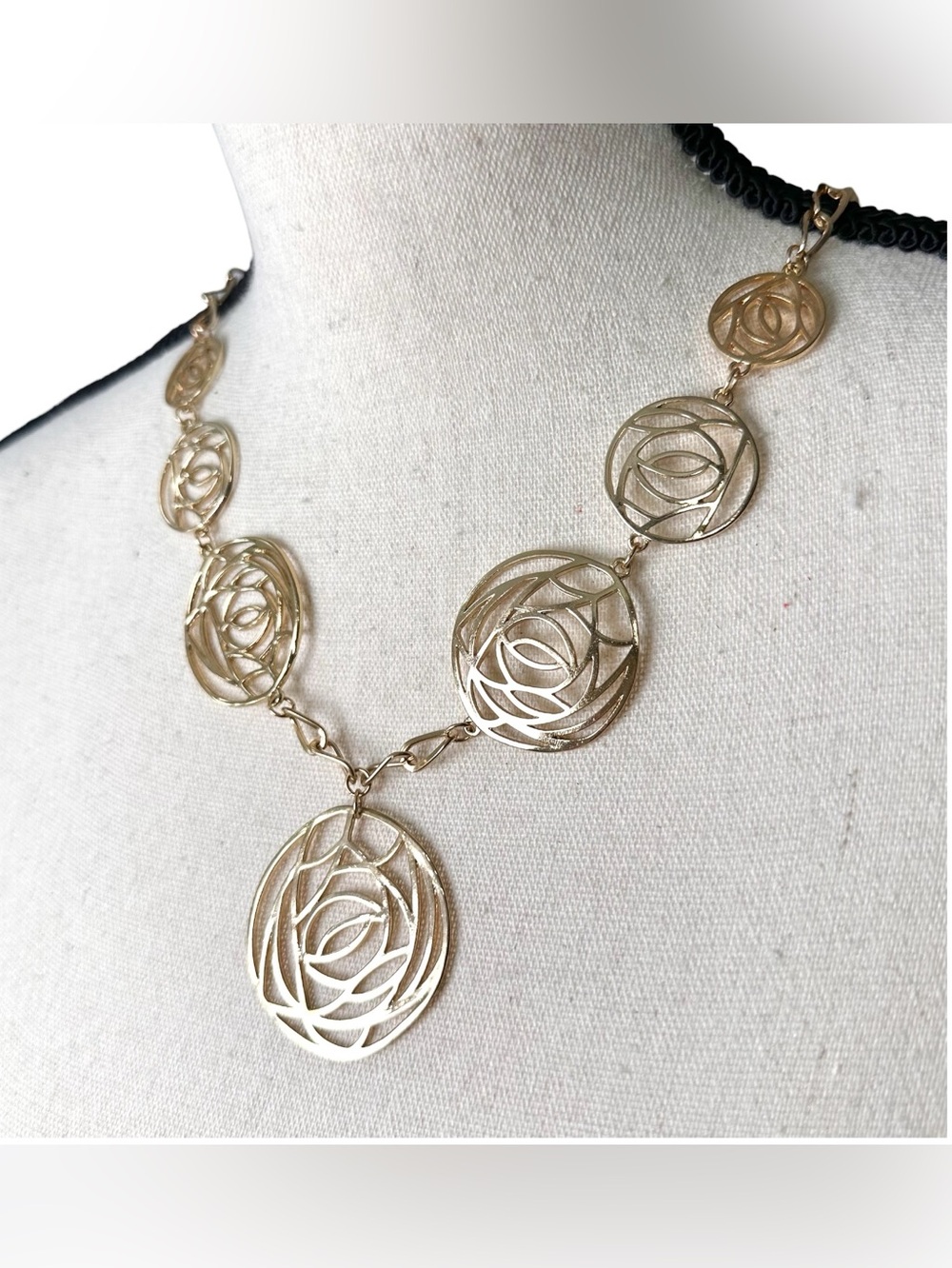 💛Gold Tone Rosette Statement Necklace